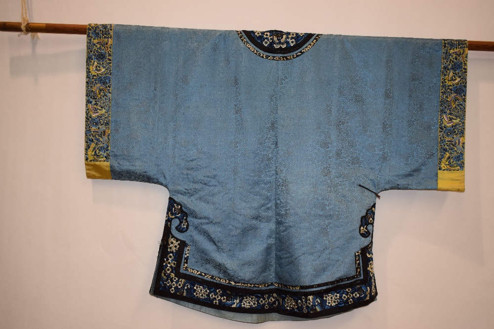 Chinese Han woman's silk outfit, 19th century, comprising a fine pale blue silk damask robe woven - Image 24 of 33