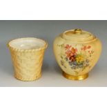 A Grainger Worcester apricot and ivory basket moulded vase with rope twist rims, 8cm high,