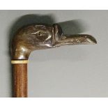 A late 19th / early 20th Century ladies walking cane, the horn handle carved as a swan's head,