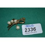 A 9ct Gold and pearl Brooch.