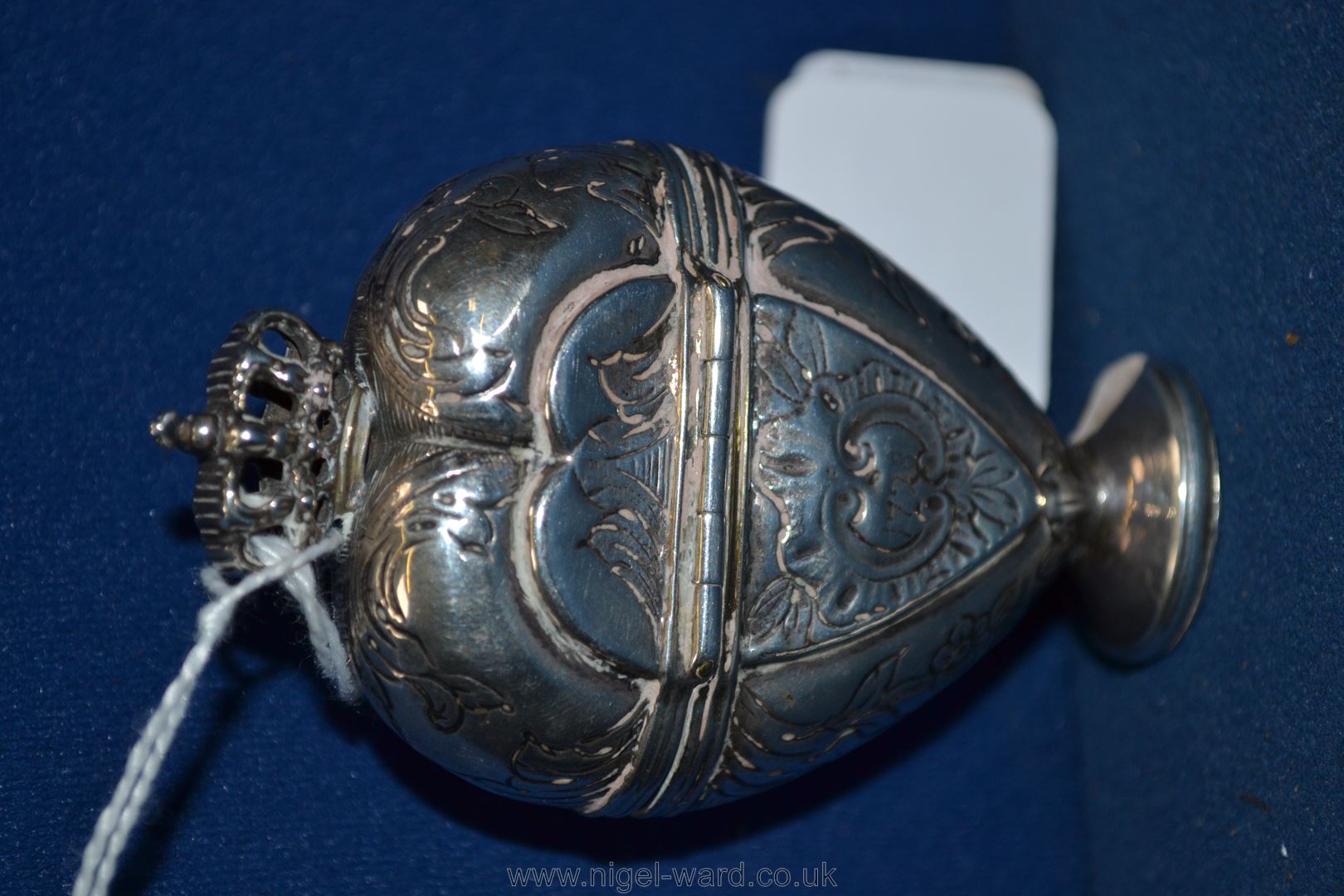 An attractive Danish silver heart shape spice box with crown finial (hovedvandsaeg). - Image 3 of 4