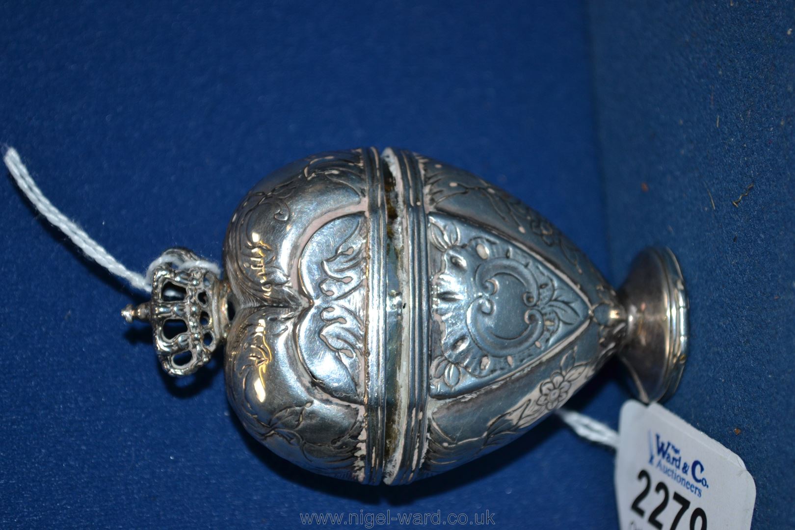 An attractive Danish silver heart shape spice box with crown finial (hovedvandsaeg). - Image 2 of 4