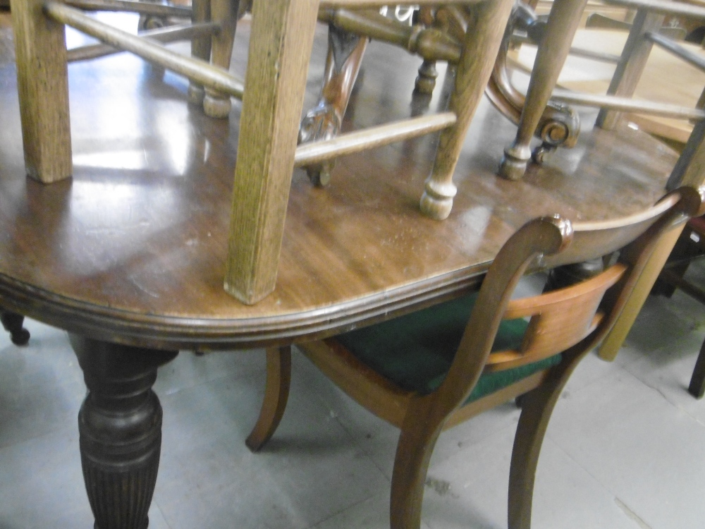 A VICTORIAN EXTENDING DINING TABLE ON TURNED LEGS