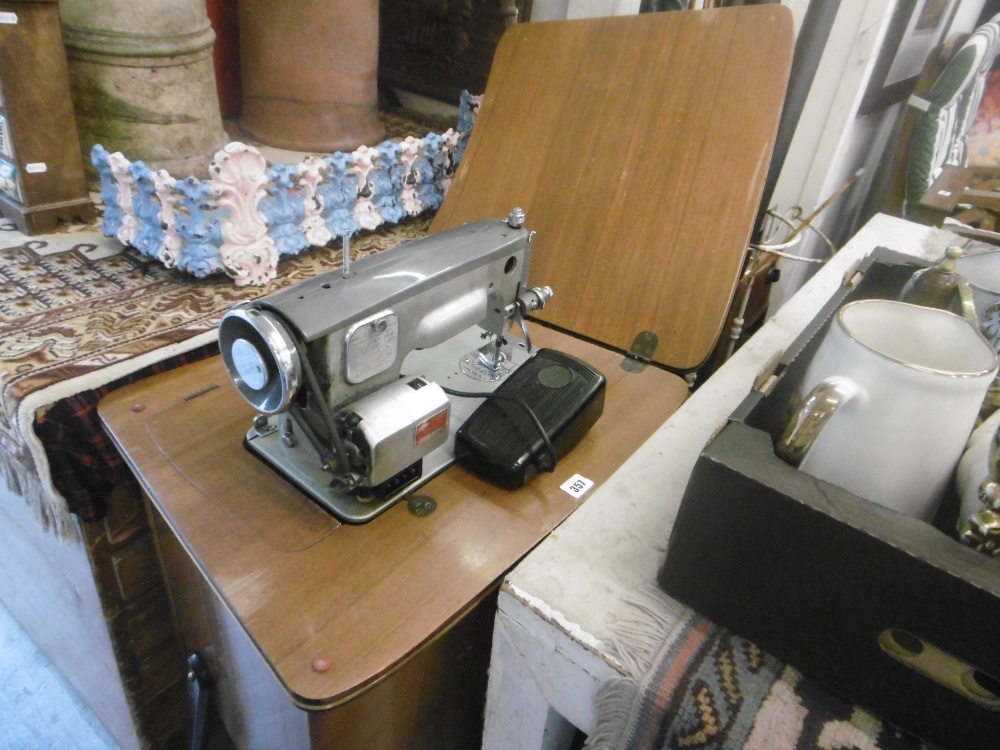 A 1950'S RETRO SEWING MACHINE IN CABINET