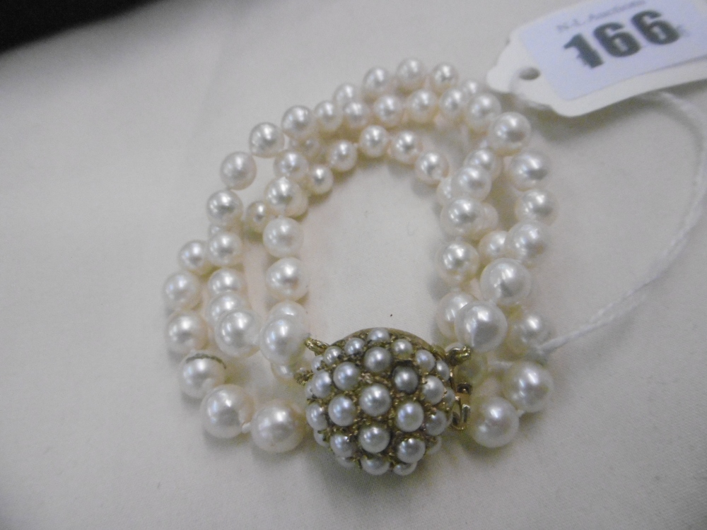 A CULTURED PEARL BRACELET WITH 9CT GOLD CLASP