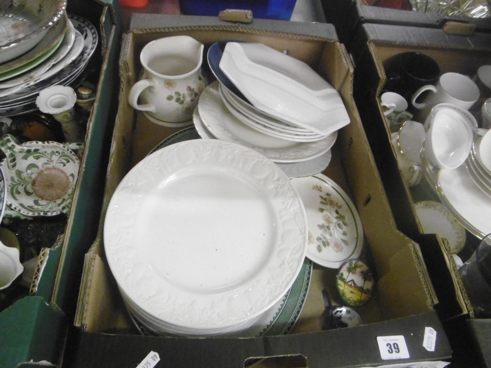 A QUANTITY OF CHINAWARE