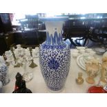 A LARGE BLUE AND WHITE CHINESE VASE SIGNED