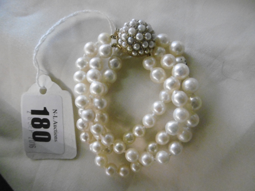 A CULTURED PEARL BRACELET WITH 9CT GOLD CLASP - Image 3 of 3