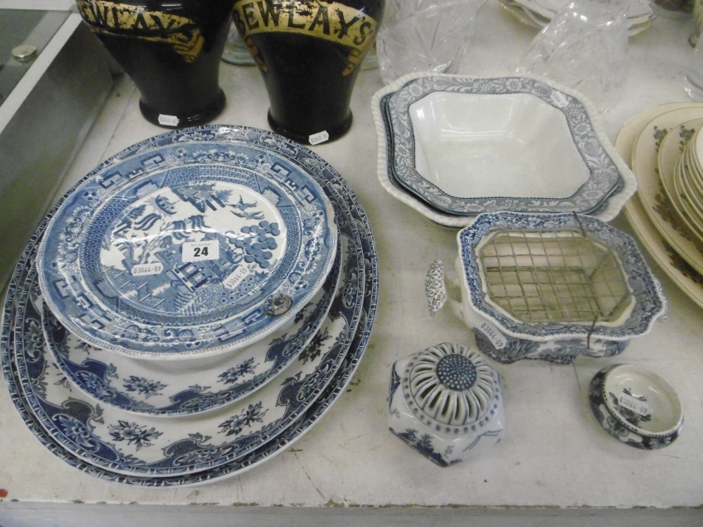 COLLECTION OF BLUE AND WHITE CHINA - Image 2 of 3