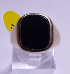 ONYX SIGNET RING. 9ct gold onyx signet ring, size N