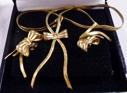 9CT BRACELET AND EARRINGS. 9ct gold bracelet and earrings set, 5,0g