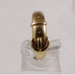 9CT BUCKLE RING. 9ct gold gents buckle ring, size U