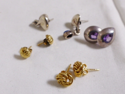 EARRINGS. Gold and silver earrings