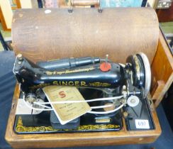 SINGER SEWING MACHINE. Cased Singer sewing machine with accessories