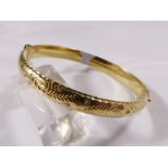 9CT HINGED BANGLE. 9ct gold hinged bangle