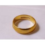 22CT WEDDING BAND. 22ct yellow gold wedding band, size M, 6g