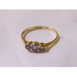 18CT DIAMOND RING. 18ct gold vintage 1930s ~ 1940s three stone diamond ring, size P/Q