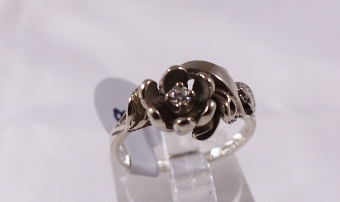 10CT DIAMOND RING. 10ct white gold American diamond set flower ring, size L