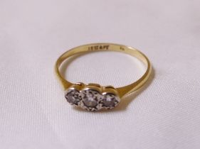 18CT DIAMOND RING. 18ct gold vintage 1930s ~ 1940s three stone diamond ring, size P/Q