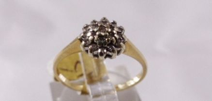 9CT DIAMOND CLUSTER RING. 9ct gold diamond cluster ring