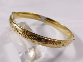 9CT HINGED BANGLE. 9ct gold hinged bangle