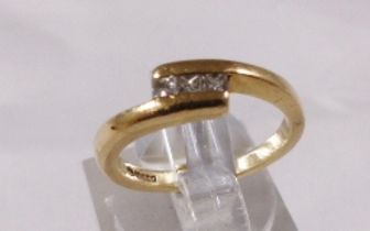 9CT DIAMOND RING. 9ct gold three stone princess cut diamond ring, size K