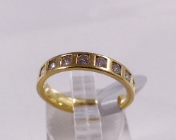 18CT DIAMOND RING. 18ct gold eight stone diamond band ring, size J