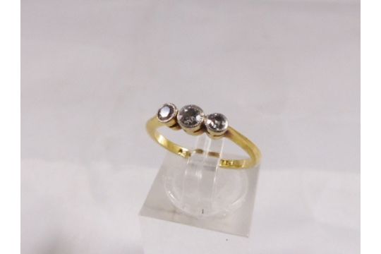 18CT DIAMOND RING. 18ct yellow gold three diamond set ring, 2.1g, size K