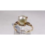 9CT PEARL SOLITAIRE RING. 9ct gold vintage pearl solitaire ring, size M/N