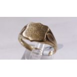 9CT SIGNET RING. 9ct gold gents vintage shield head signet ring, size V