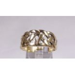 9CT GENTS CELTIC RING. 9ct gold gents Celtic ring, size T
