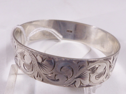 SILVER BANGLE. Sterling silver vintage solid hinged bangle