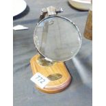 MAGNIFYING GLASS. Brass magnifying glass on wooden base, D ~ 7cm