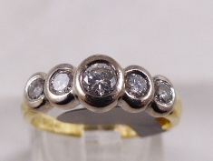 18CT DIAMOND RING. 18ct gold 0,50ct five stone diamond ring, size L