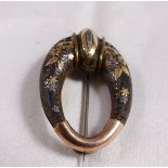BROOCH. Yellow metal and horn brooch