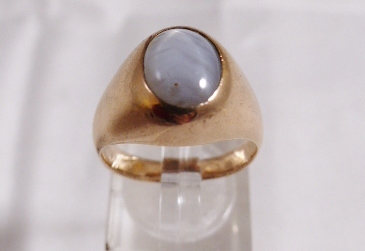 SAPPHIRE RING. Yellow metal and star sapphire ring, size P, 8,8g