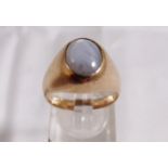 SAPPHIRE RING. Yellow metal and star sapphire ring, size P, 8,8g