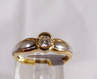 18CT DIAMOND RING. 18ct yellow and white gold bespoke diamond solitaire ring, 0,28ct stone, size L/