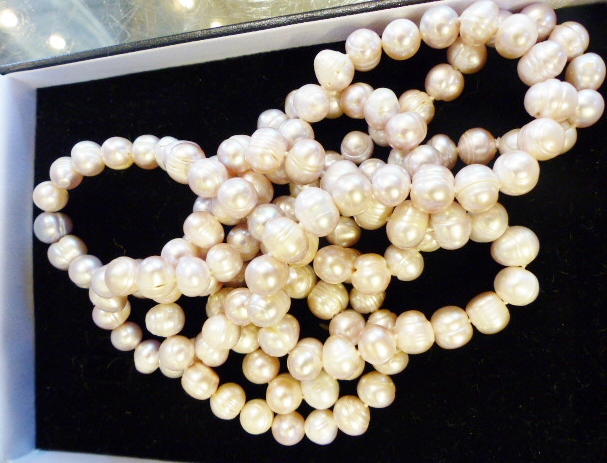 BAROQUE PEARLS. String of 143 individually knotted Baroque pearls, L ~ 112cm