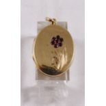 9CT OVAL LOCKET. 9ct gold vintage oval locket set with garnet flower