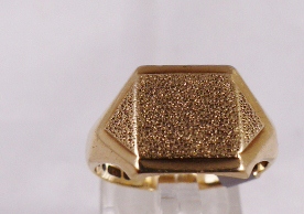 9CT SIGNET RING. 9ct gold 1970s solid signet ring, size P/Q