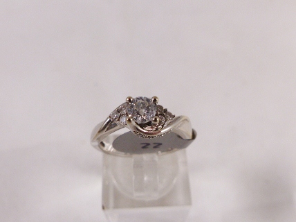 18CT DIAMOND RING. 18ct white gold 0,50ct diamond ring with 0,33ct centre stone, size J
