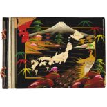 Japan - - Japanisches Lackalbum mit Spielwerk und 27 meist farbigen und gesteckten Postkarten aus