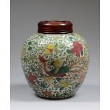 Potiche globulaire en porcelaine wucaï à motifs floraux. Chine. Dynastie Qing. Couvercle de bois. HT