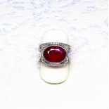 Bague or blanc double anneau sertis de 50 diamants GVS soutenant un important rubis probablement