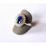 Bague bicolore en clos d'un saphir ovale probablement Ceylan au bleu bleu intense et lumineux pesant