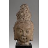 Tête de kwan Yin coiffée d'un haut chignon. Terre cuite. Chine. Dynastie Yuan. 1271 à 1368. 20cm