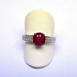 Bague or blanc centrée d'un rubis NATUREL BIRMAN oval au rouge intense pour 2,10 c, l'anneau étant