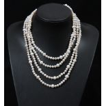 SAUTOIR EN PERLES/PEARL NECKLACE De tailles 6,5 et 8,5 mm. L : 200 cm