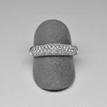 Bague jonc or blanc sertie de 79 diamants pour 1 c env (qualité G/VS) - or 4,3 g.